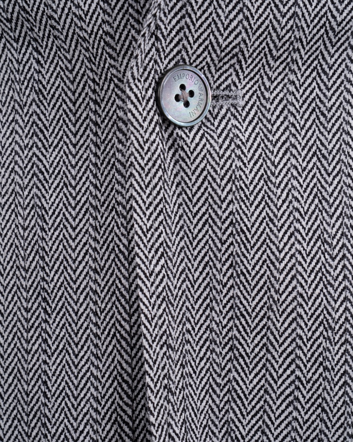 shop EMPORIO ARMANI  Giacca: Emporio Armani blazer monopetto in tessuto seersucker stampa chevron.
Blazer con rever su scollo realizzato in un tessuto leggerissimo di cotone dal finish seersucker che crea una serie di plissé appena percettebili. 
Stampa all over con emblematico motivo chevron.
Composizione: 99% Cotone 1% Elastan.
Fabbricato in Tunisia.. EM000142 TE14095-F0001 number 4393191